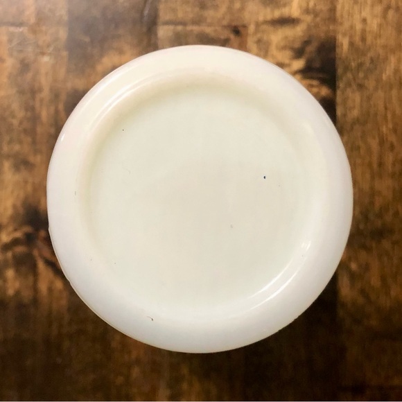 Vintage Anchor Hocking Milk Glass Teardrop and Pearl Vase with Scalloped Rim - Picture 4 of 5